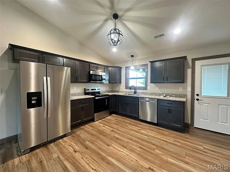 547 Somerset Dr — Photo 5