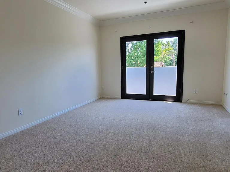 949 N Croft Ave — Photo 6