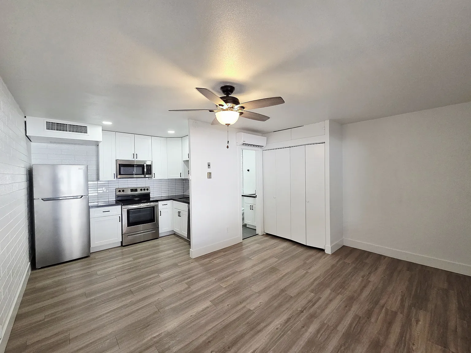 Studio, 325 sqft, $899 — Photo 2