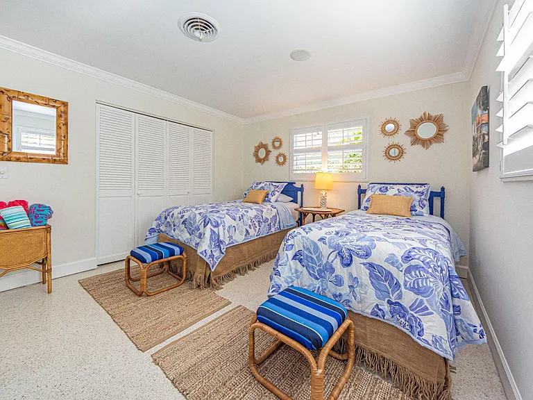 910 Seagrape Ln — Photo 29