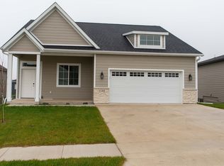 1144 Foxglove Rd, Pella, IA 50219