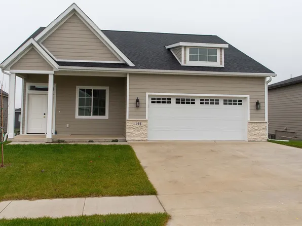 1144 Foxglove Rd, Pella, IA 50219