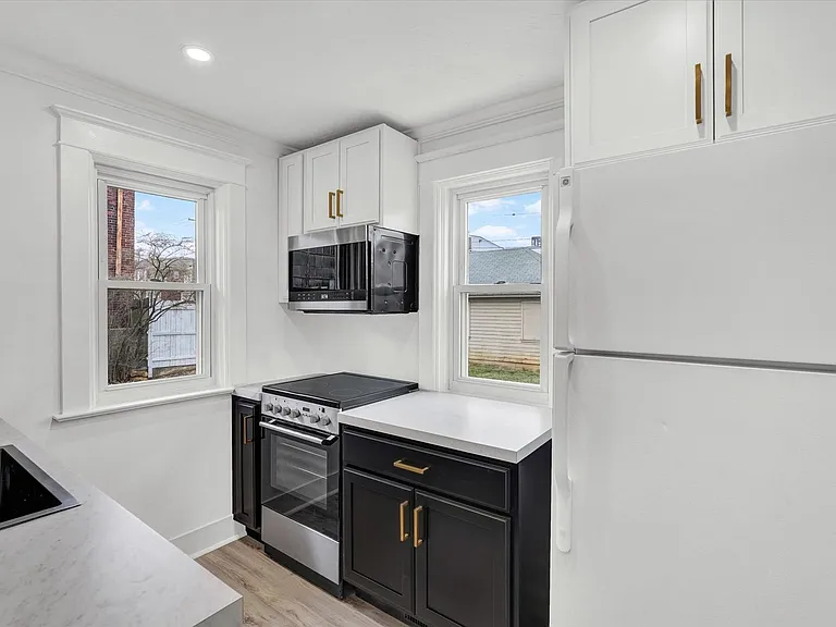1029 W Locust St — Photo 5