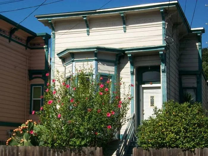 839 Wood St photo 1