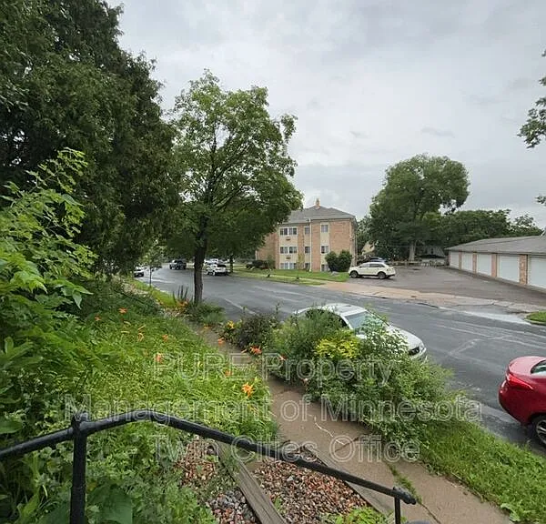 237 Cedar Lake Rd N #2 — Photo 21