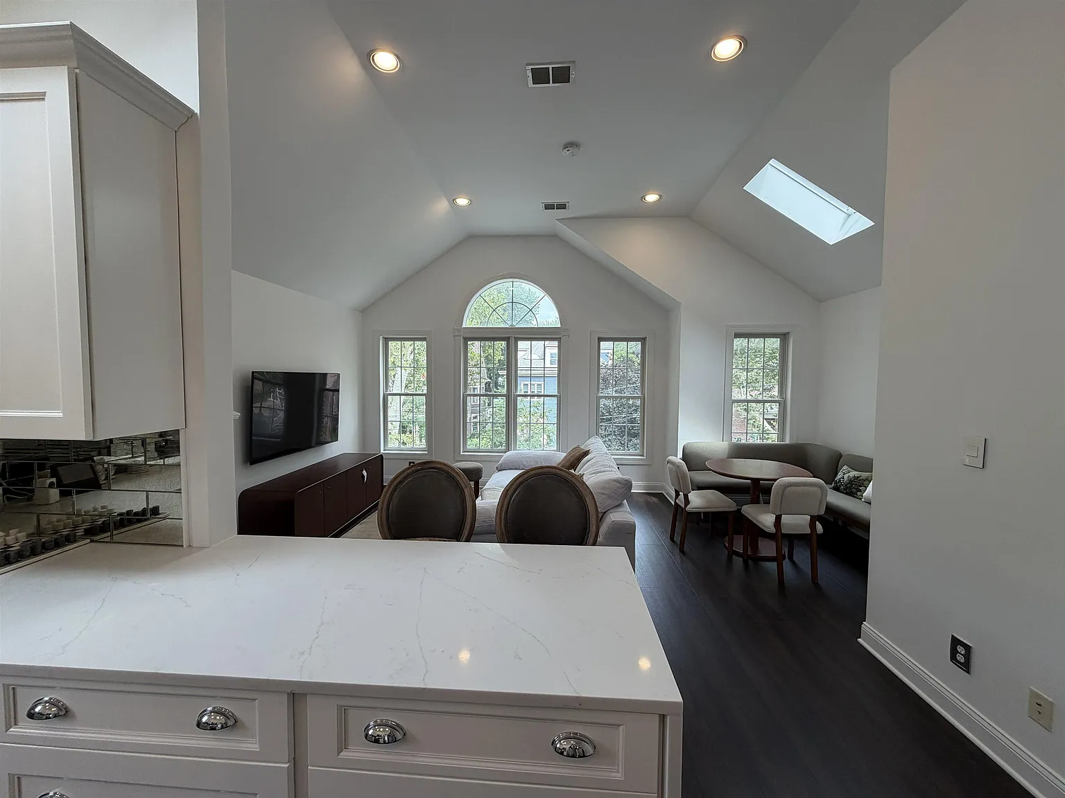 3 bed, 2.0 bath, 1162 sqft, $3,400 — Photo 3