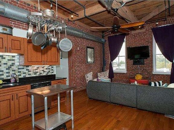3rd image of 2551 Trenton Ave #302