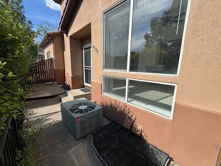 4505 S Auckland Ct — Photo 4
