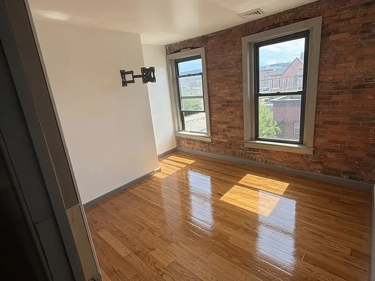 162 Court St #2A — Photo 2
