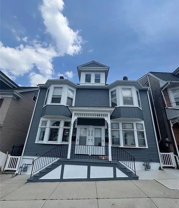 718 N New St