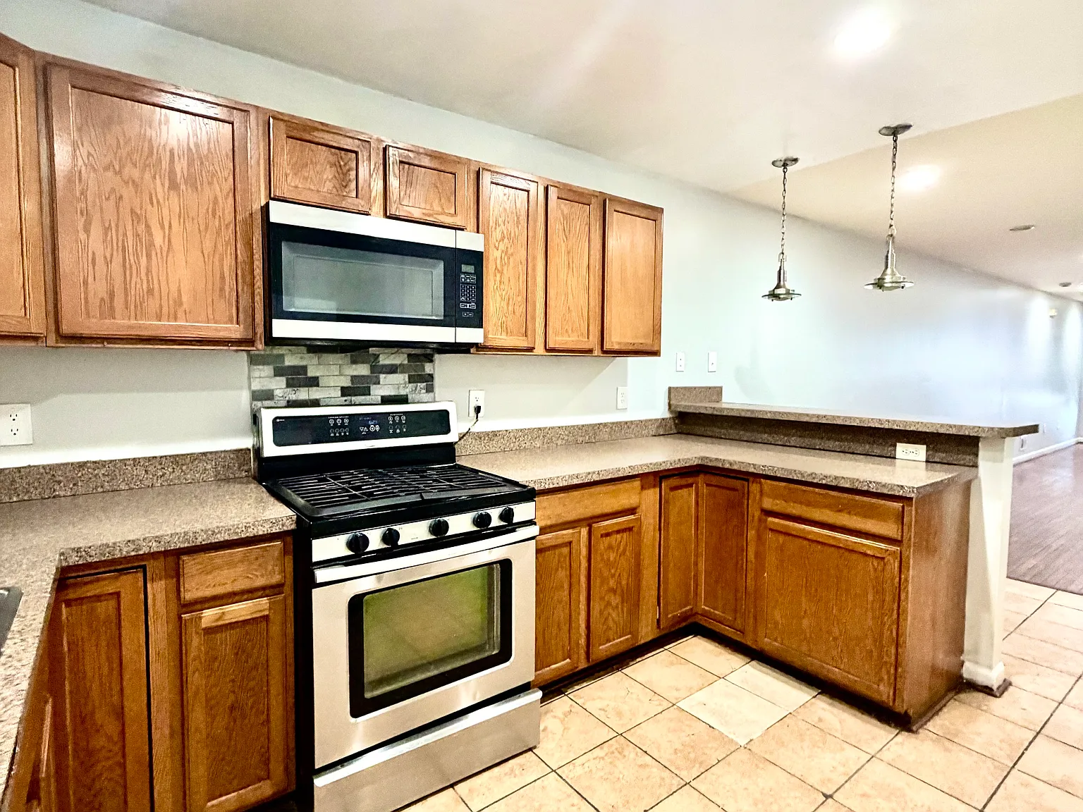 2 bed, 1200 sqft, $1,350 — Photo 4