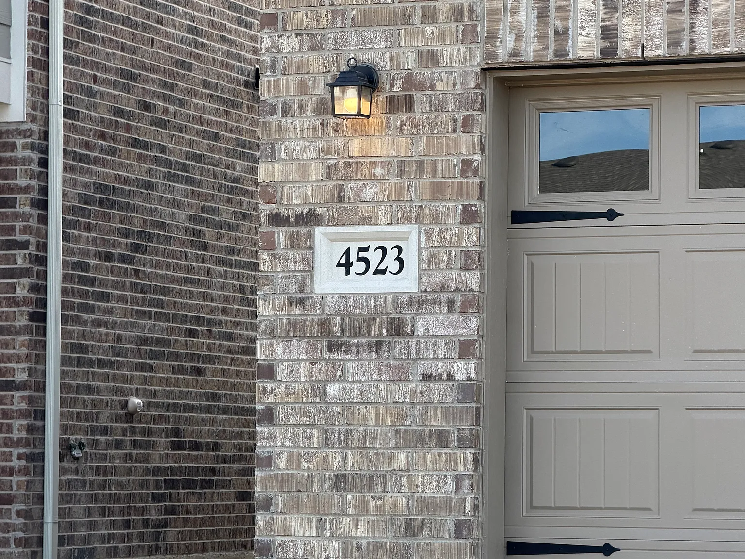 3 bed, 2.5 bath, 1605 sqft, $1,999 — Photo 1