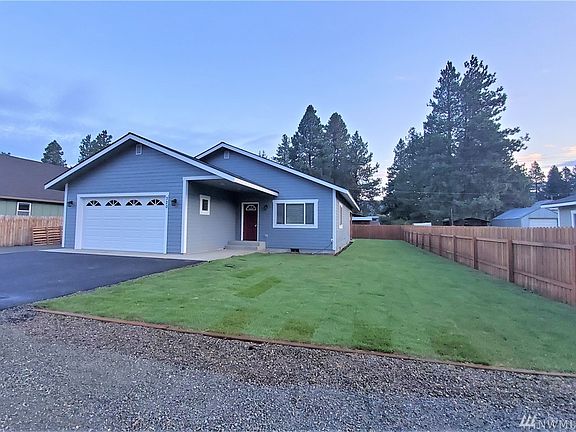 Gorgeous vinyl plank flooring. Low maintenance AND attractive.