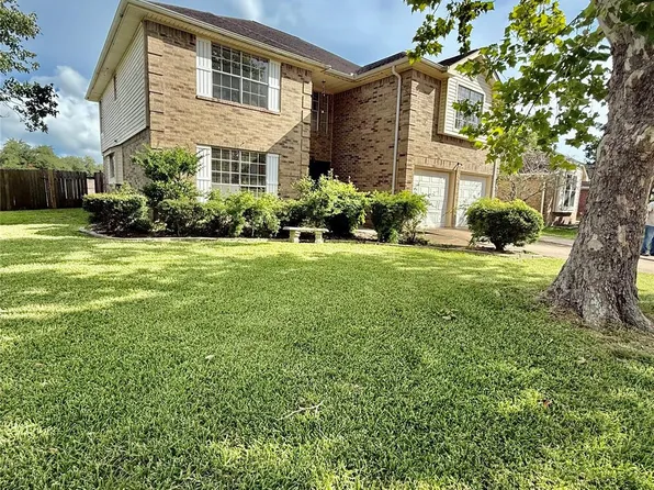 223 Almond Dr, Lake Jackson, TX 77566