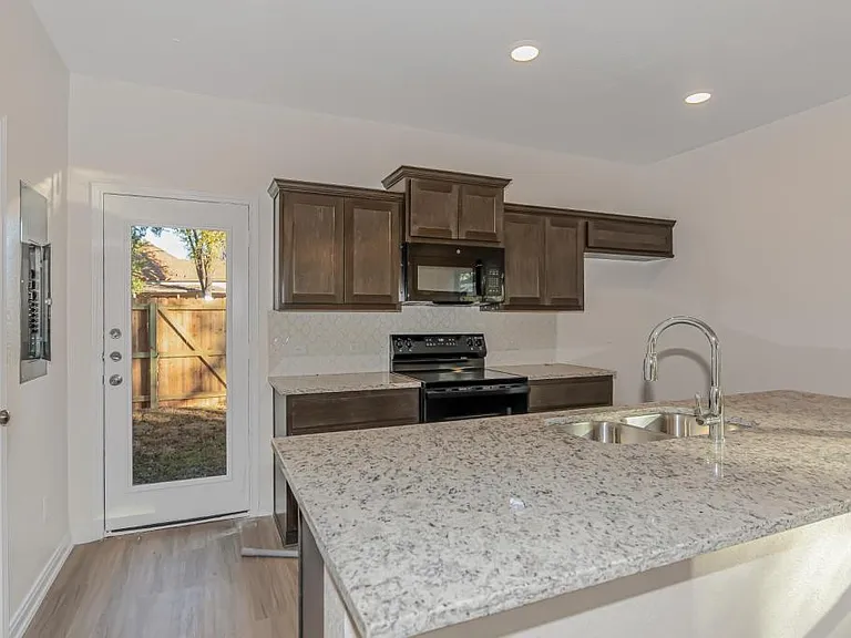 601 W 24th St — Photo 3