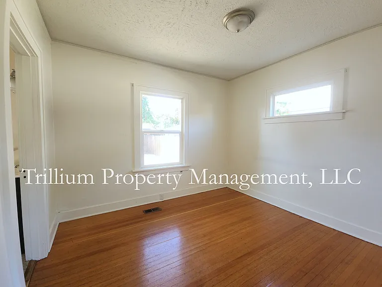 6425 N Curtis Ave — Photo 6