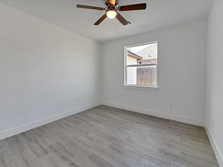 939 Lake View Dr — Photo 23