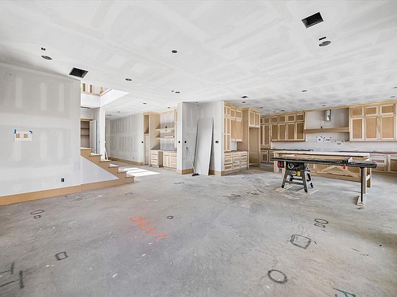 5th image of 1050 W 42nd St