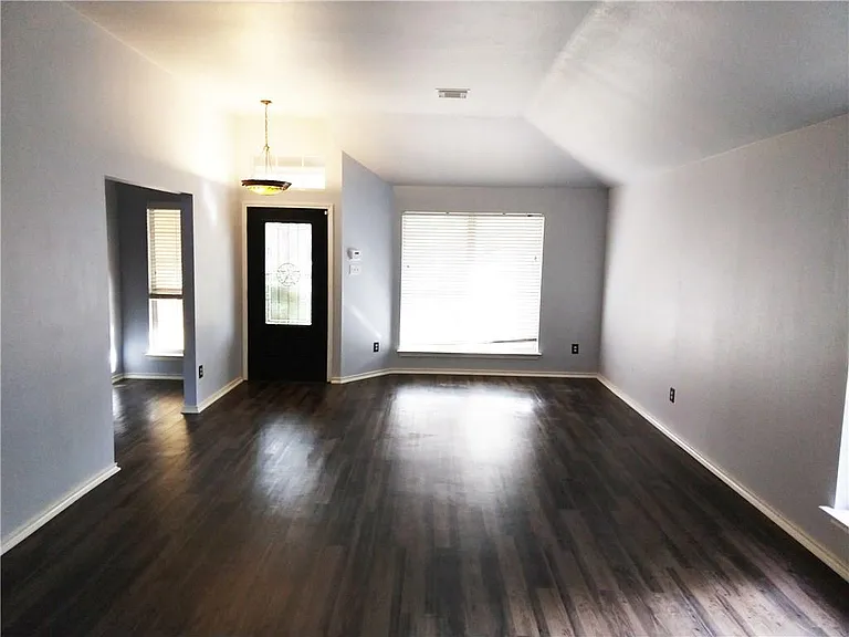 1007 Russwood Cv — Photo 3
