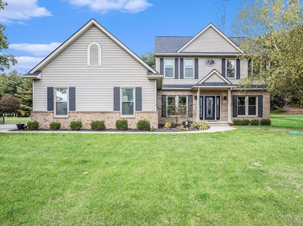 5489 Pine Lake Dr, Brighton, MI 48116