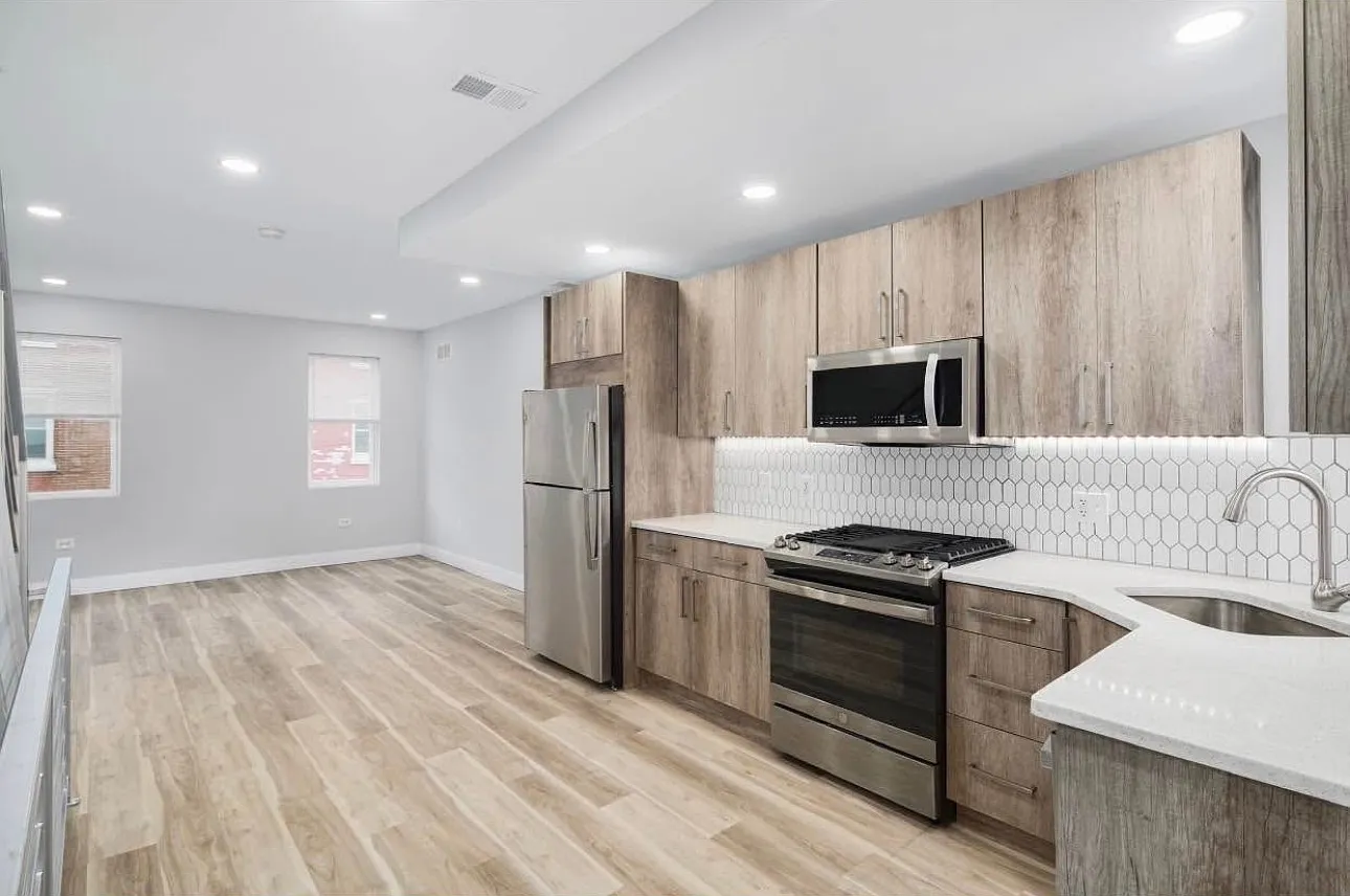 3 bed, 910 sqft, $1,595 — Photo 1