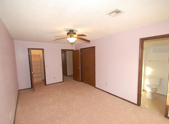 Master Bed - Walk in