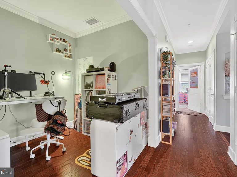 401 13th St NE #311 — Photo 42
