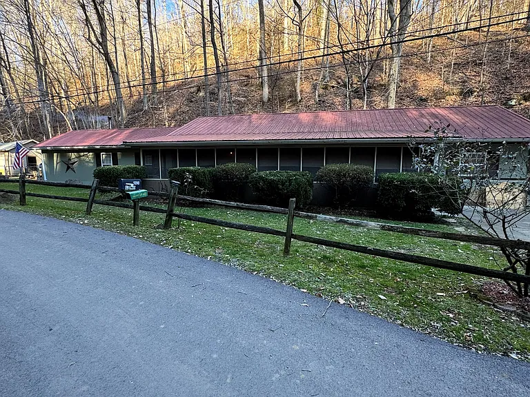 1090 Caney Creek Ln — Photo 1