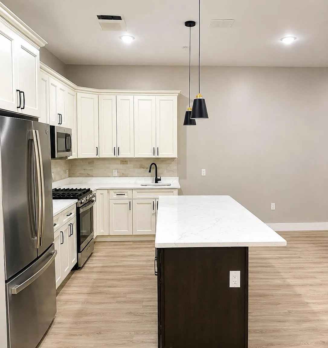 2 bed, 2.0 bath, 1100 sqft, $3,300 — Photo 1