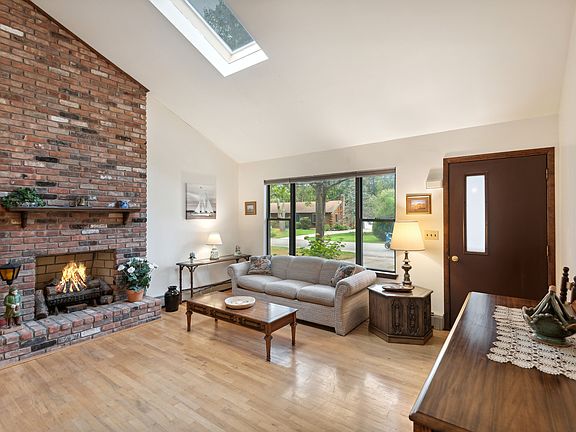 3rd image of 16 Gardenia Ave