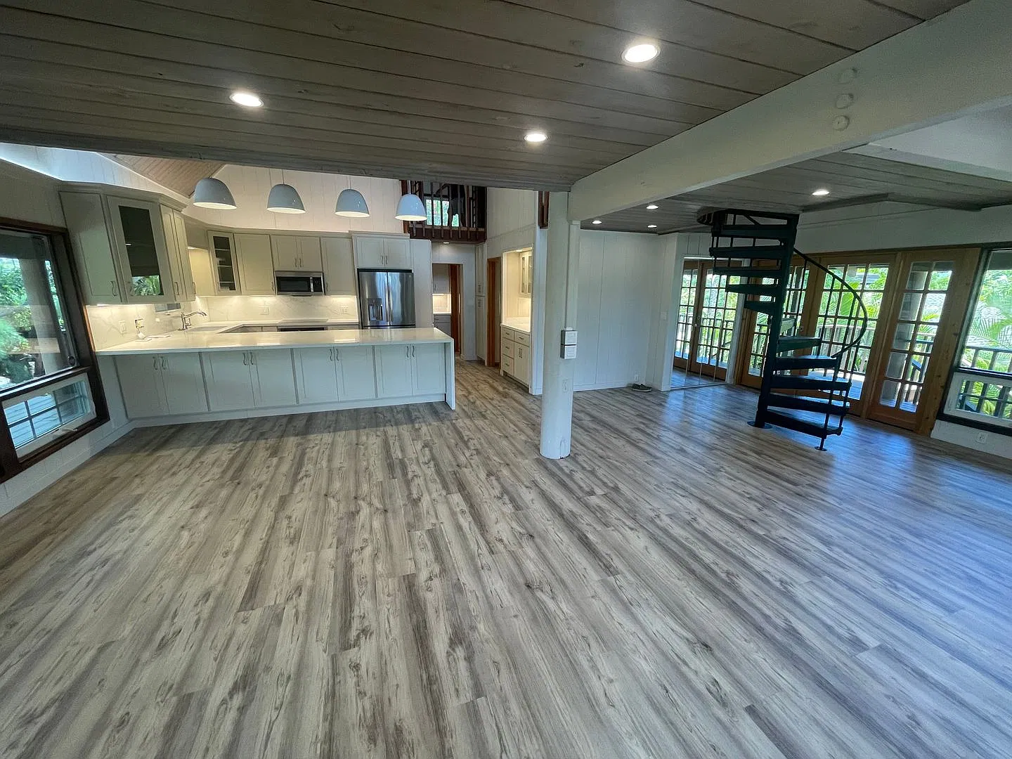 Across the street from the beach on Halama with ocean-view lanai — Photo 1