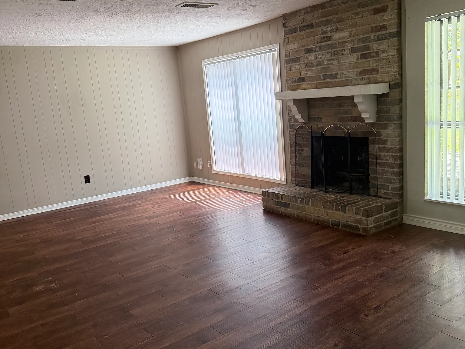 4 bed, 2.5 bath, 1950 sqft, $1,900 — Photo 2