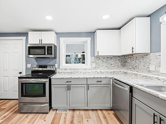 4th image of 204 Pratt St