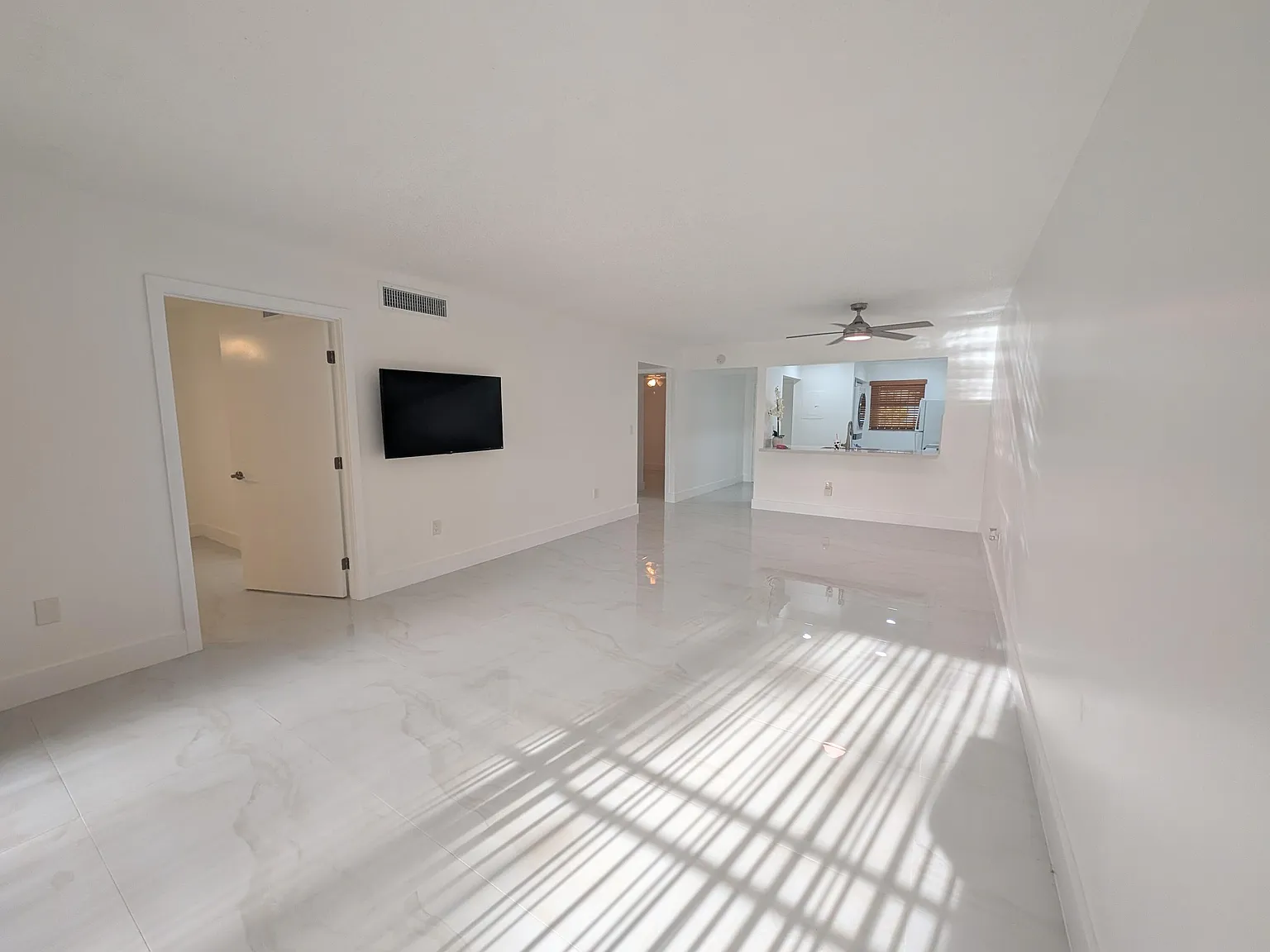 2 bed, 2.0 bath, 958 sqft, $2,600 — Photo 2