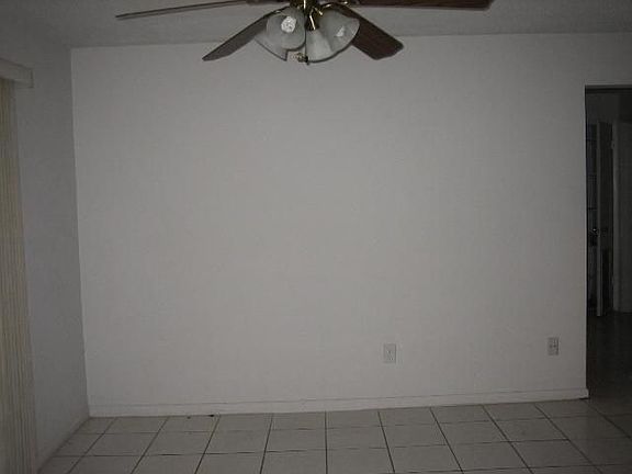 4th image of 501 SE Crosspoint Dr