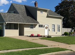 216 Indian Creek Dr, Levittown, PA 19057