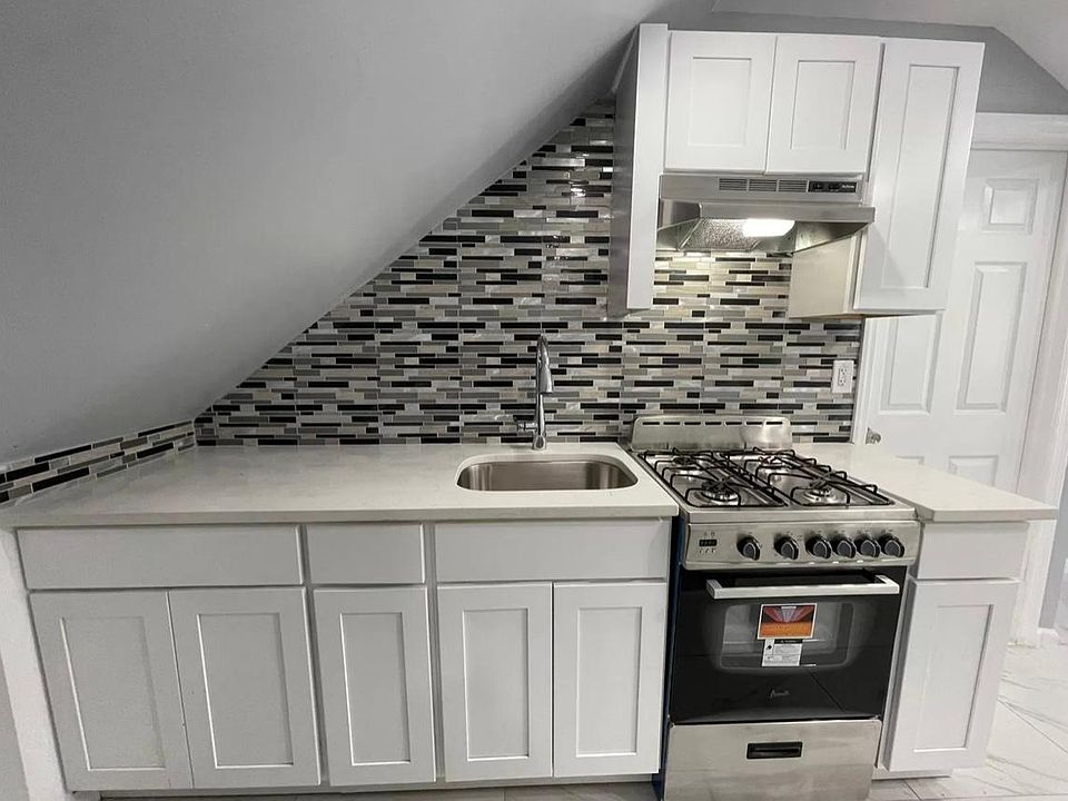1st image of 356 Leslie St Floor 3