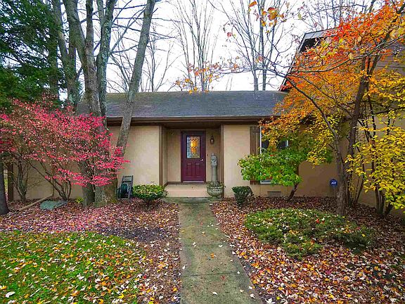 2nd image of 121 Fairway Dr