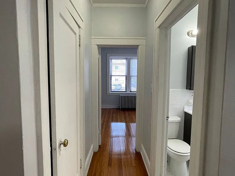 Hill Manor - Renovated Apartments Near Train Station — Photo 24