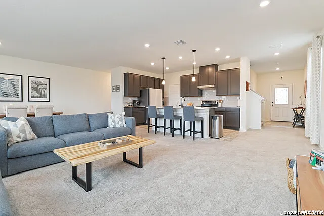 4 bed, 2.5 bath, 2347 sqft, $1,999 — Photo 3