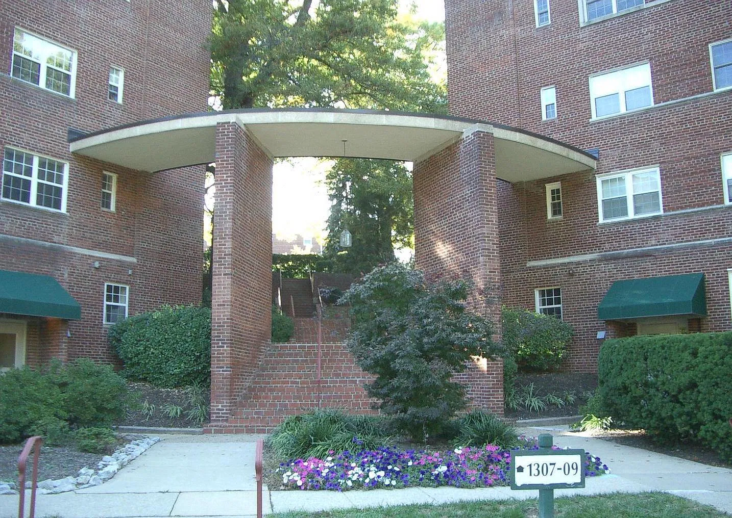 2 bed, 783 sqft, $2,100 — Photo 1