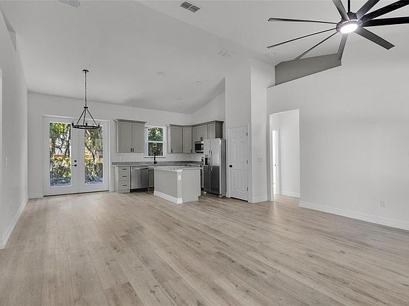 5th image of 902 SW 2nd St