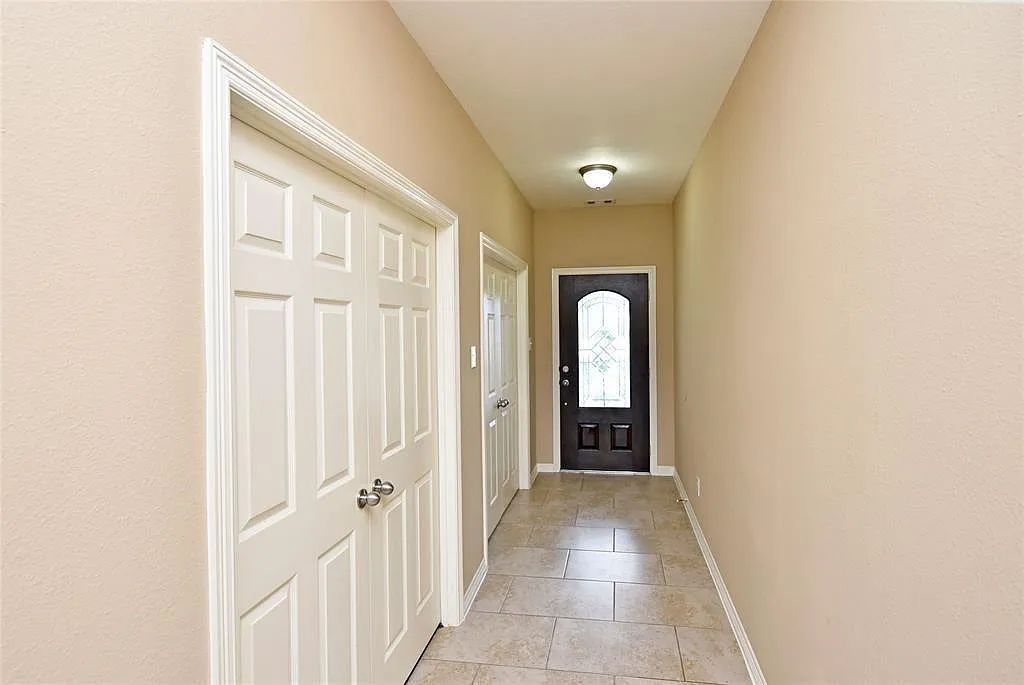 5 bed, 3.5 bath, 2919 sqft, $2,690 — Photo 3