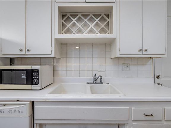 4th image of 74774 Leslie Ave