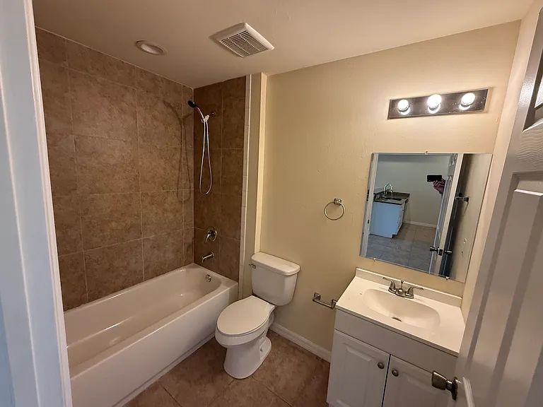 4131 SW 8th Pl #4131 — Photo 13