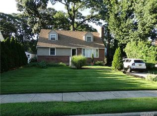 199 Elm St, Roslyn Heights, NY 11577