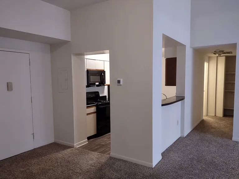 Marlboro Classic Apt & Redwood Square — Photo 59