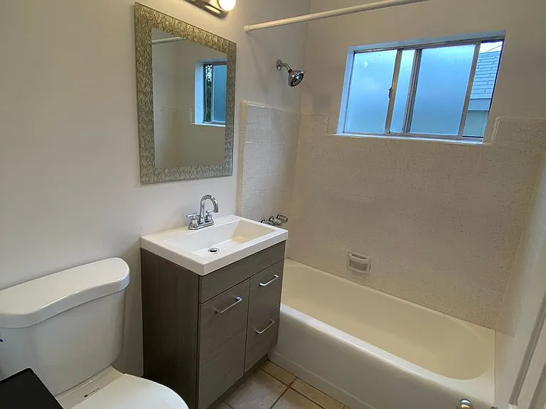 Cozy 2-Bedroom Apartment Just Steps from the Ocean Bluffs! — Photo 16