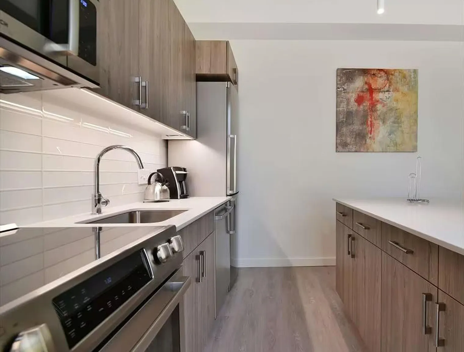1 bed, 1.0 bath, 828 sqft, $10,649 — Photo 3
