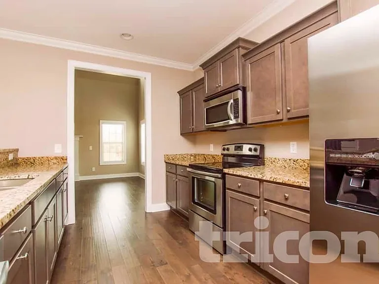 1509 Burrows Ave — Photo 6
